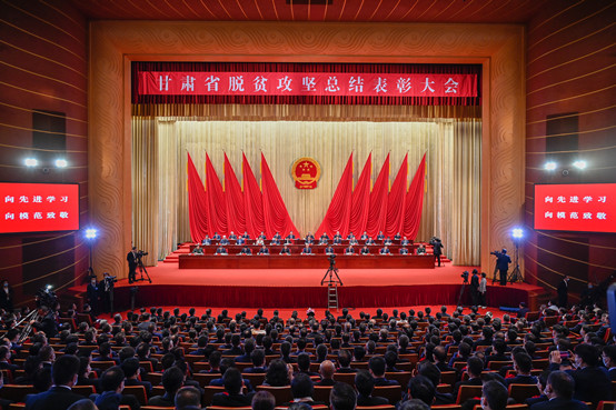 5-江南在线注册副院长黄晓霞代表学院出席在甘肃省举行的甘肃省脱贫攻坚总结表彰大会.jpg